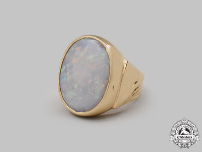 jewellery._a_yellow_gold&_opal_signet_ring_c2021_897emd_4865_1