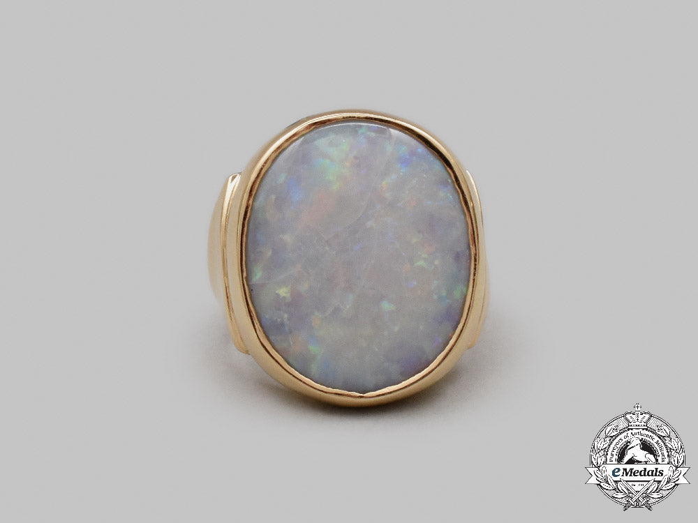 jewellery._a_yellow_gold&_opal_signet_ring_c2021_898emd_4867_1
