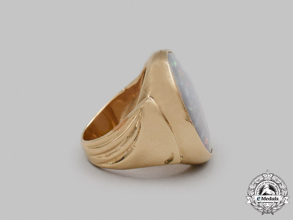 jewellery._a_yellow_gold&_opal_signet_ring_c2021_899emd_4869_1