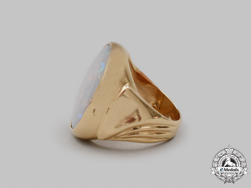 jewellery._a_yellow_gold&_opal_signet_ring_c2021_901emd_4873_1