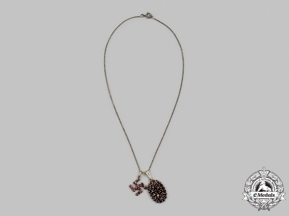 germany,_weimar_republic._an_art_deco_swastika_necklace,_with_case_c2021_906_mnc8575