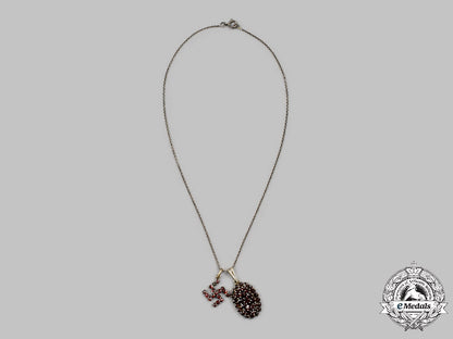 germany,_weimar_republic._an_art_deco_swastika_necklace,_with_case_c2021_906_mnc8575