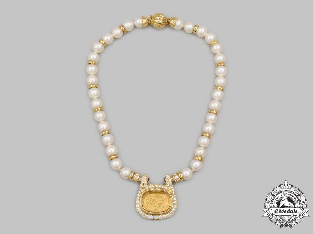jewellery._a_yellow_gold,_pearl&_diamond_roman_pendant_necklace_c2021_908emd_4935_1_1