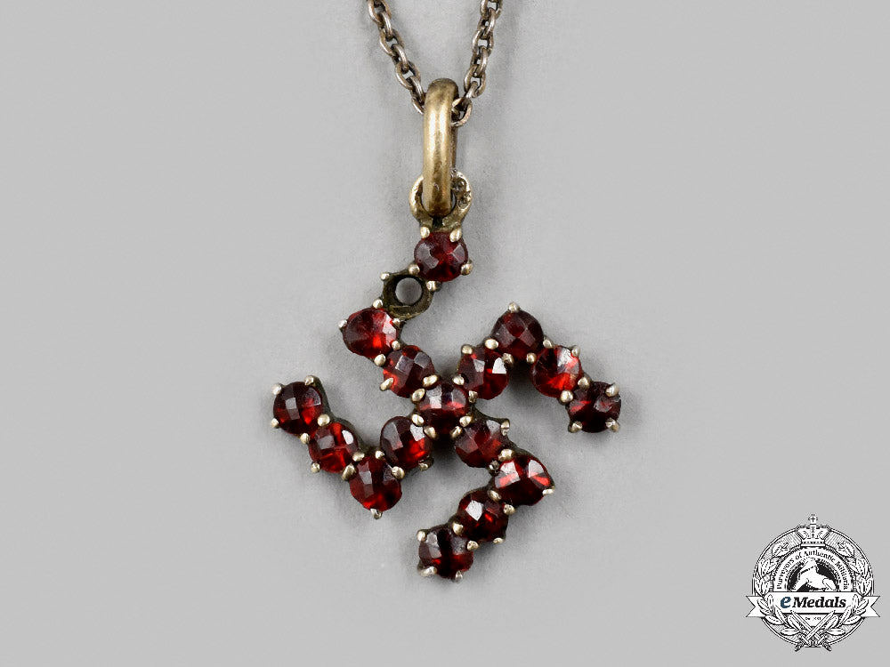 germany,_weimar_republic._an_art_deco_swastika_necklace,_with_case_c2021_910_mnc8581
