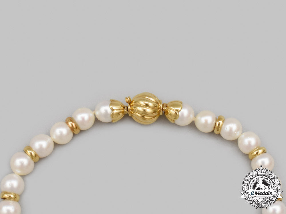 jewellery._a_yellow_gold,_pearl&_diamond_roman_pendant_necklace_c2021_910emd_4940_1_1