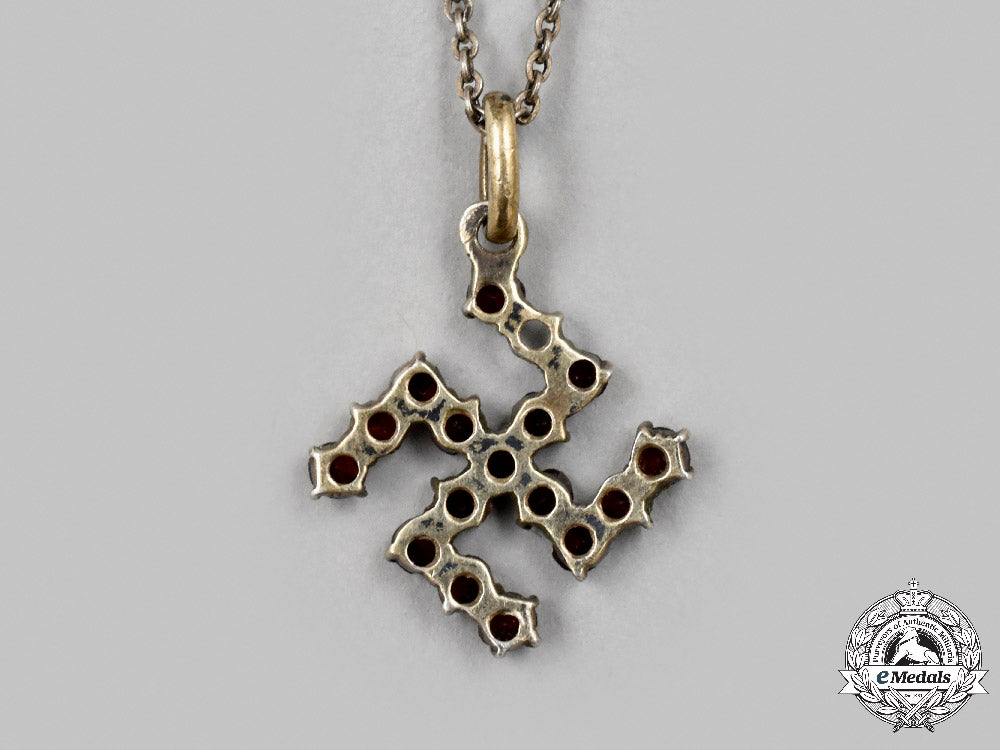 germany,_weimar_republic._an_art_deco_swastika_necklace,_with_case_c2021_911_mnc8582