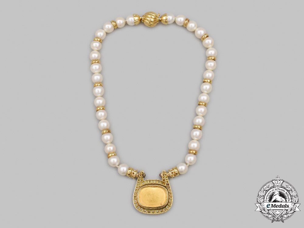jewellery._a_yellow_gold,_pearl&_diamond_roman_pendant_necklace_c2021_911emd_4942_1_1