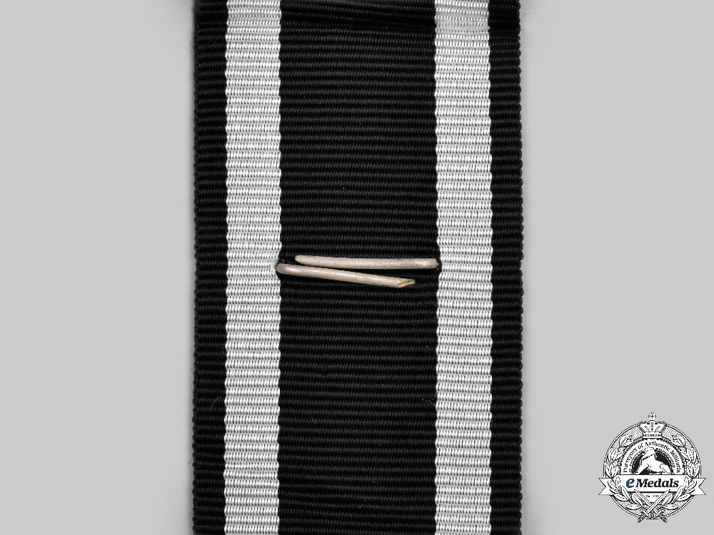 germany,_federal_republic._a1939_clasp_to_the_iron_cross_ii_class,1957_version_c2021_915_mnc5285_1