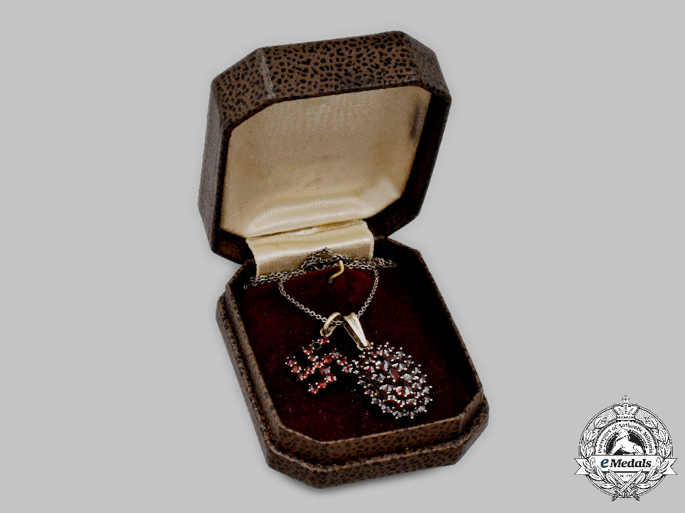 germany,_weimar_republic._an_art_deco_swastika_necklace,_with_case_c2021_918c2021_907_mnc8585