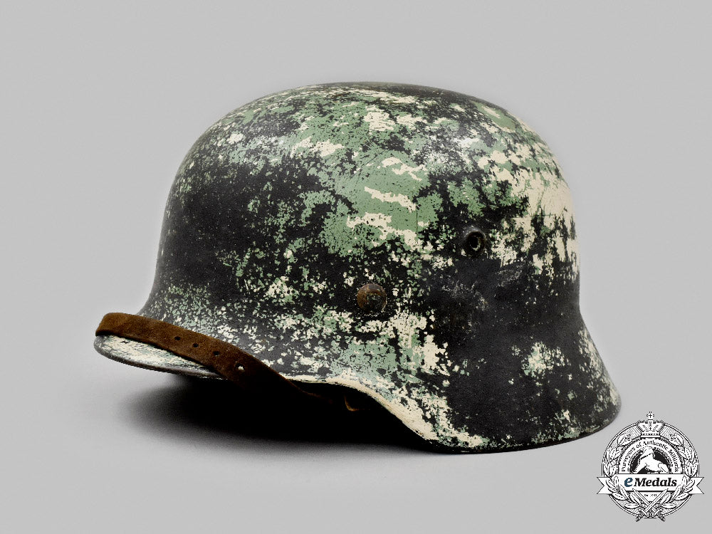 germany,_heer._an_m40_stahlhelm_with_field-_applied_camouflage_c2021_975_mnc8689