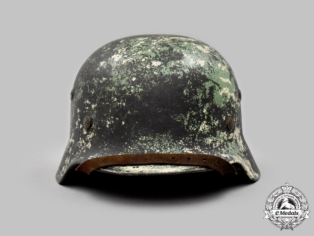germany,_heer._an_m40_stahlhelm_with_field-_applied_camouflage_c2021_976_mnc8690