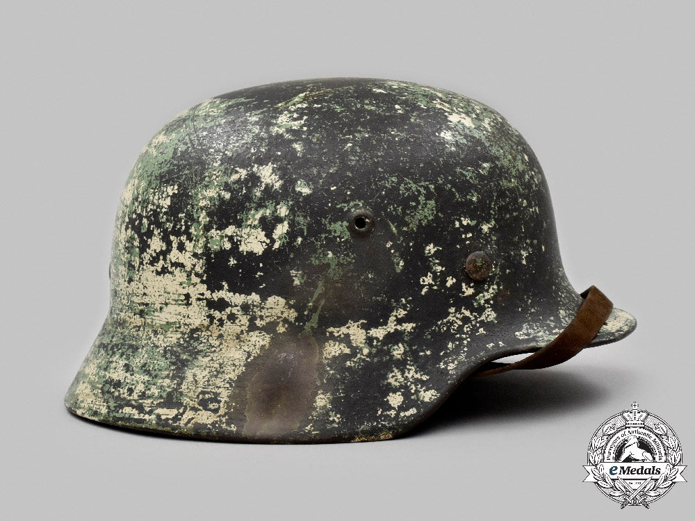 germany,_heer._an_m40_stahlhelm_with_field-_applied_camouflage_c2021_977_mnc8691