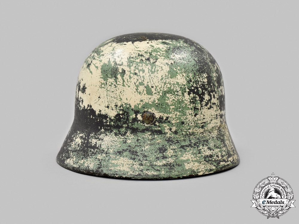 germany,_heer._an_m40_stahlhelm_with_field-_applied_camouflage_c2021_978_mnc8692