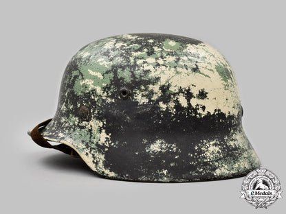 germany,_heer._an_m40_stahlhelm_with_field-_applied_camouflage_c2021_979_mnc8693