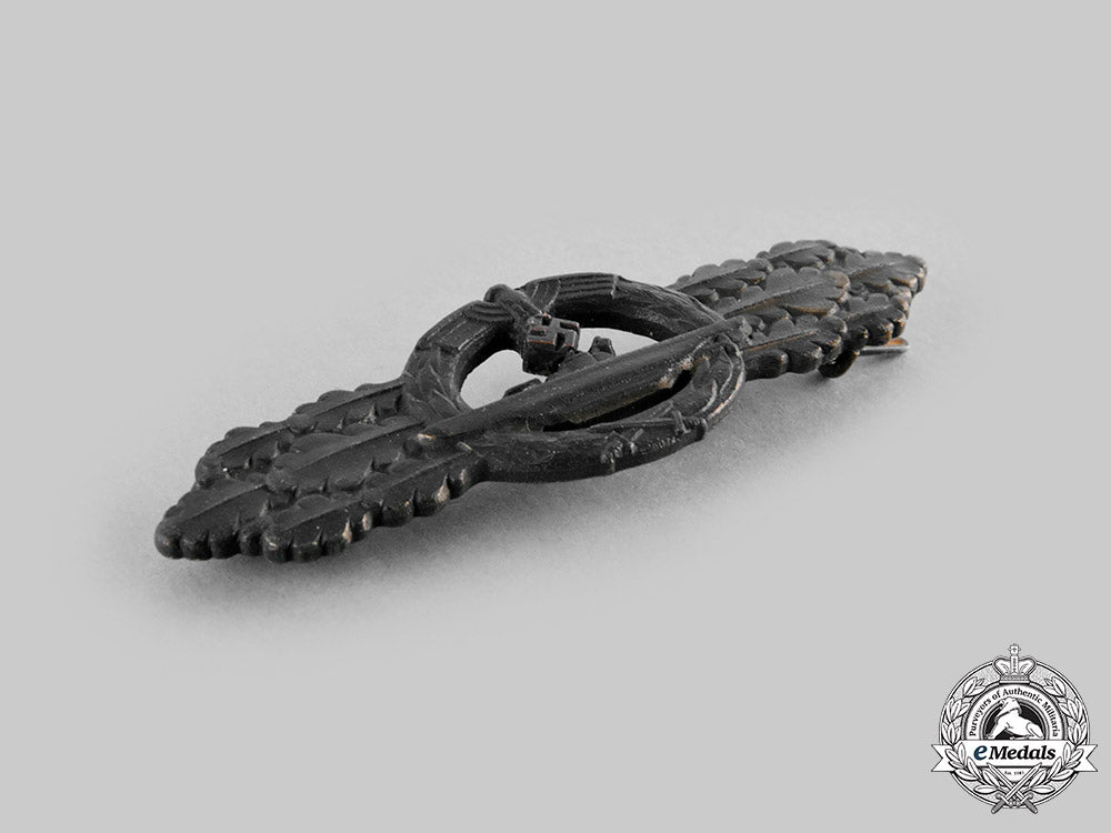 germany,_kriegsmarine._a_u-_boat_clasp,_bronze_grade,_by_schwerin_c20264_emd1659_1