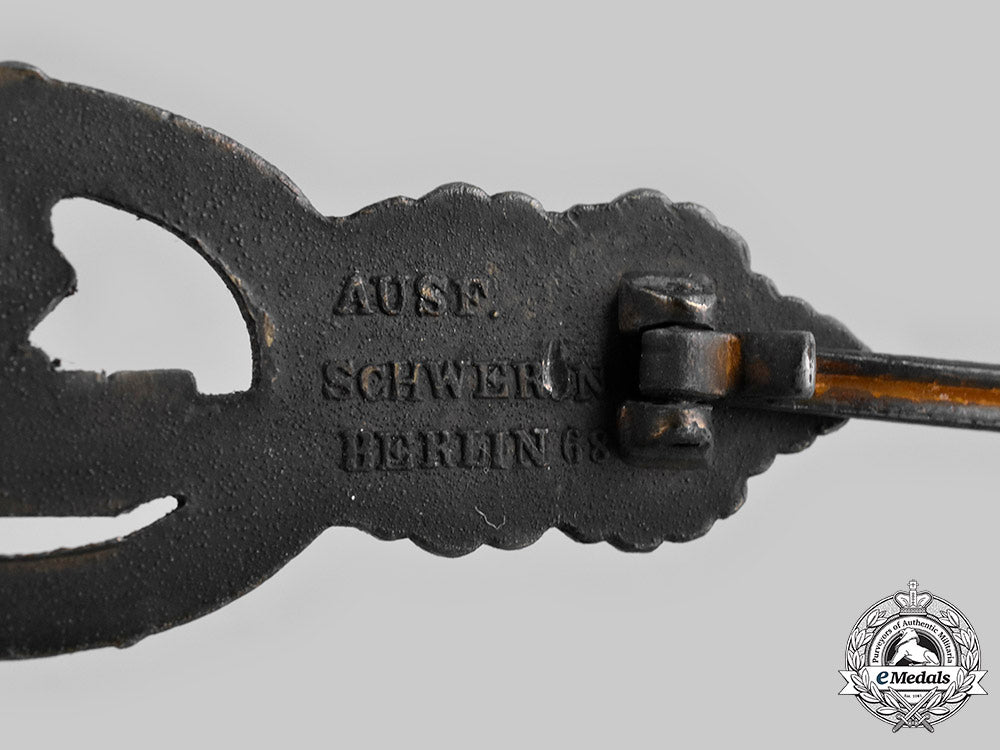 germany,_kriegsmarine._a_u-_boat_clasp,_bronze_grade,_by_schwerin_c20266_mnc1215_1
