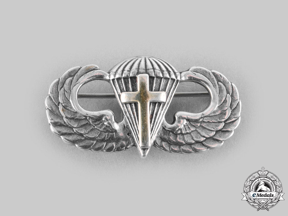 united_states._an_army_airborne_chaplain's_basic_parachutist_badge,_by_amico,_c.1942_c20270_emd2276