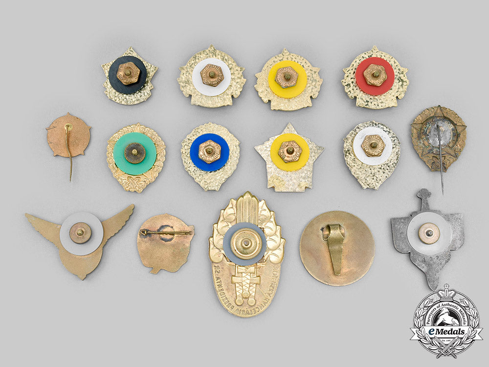 czechoslovakia,_socialist_republic;_slovakia,_republic._a_lot_of_fifteen_armed_forces_badges_c20324_mnc4235