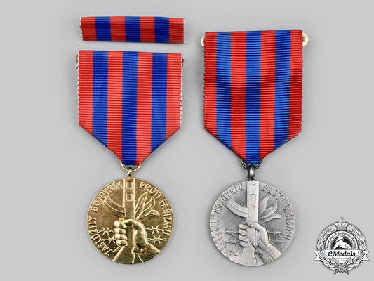 czechoslovakia,_socialist_republic._two_medals_of_the_union_of_the_fighters_against_fascism_c20345_mnc4305_1_1_1_1_1_1_1_1