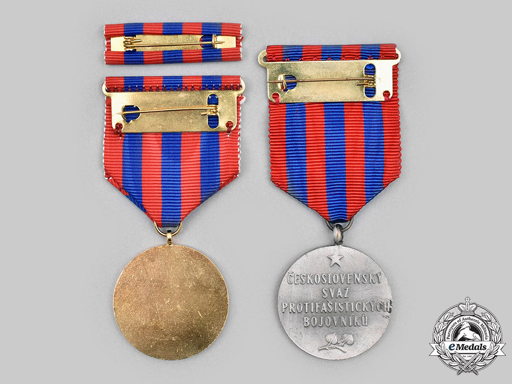 czechoslovakia,_socialist_republic._two_medals_of_the_union_of_the_fighters_against_fascism_c20346_mnc4307_1_1_1_1_1_1_1_1