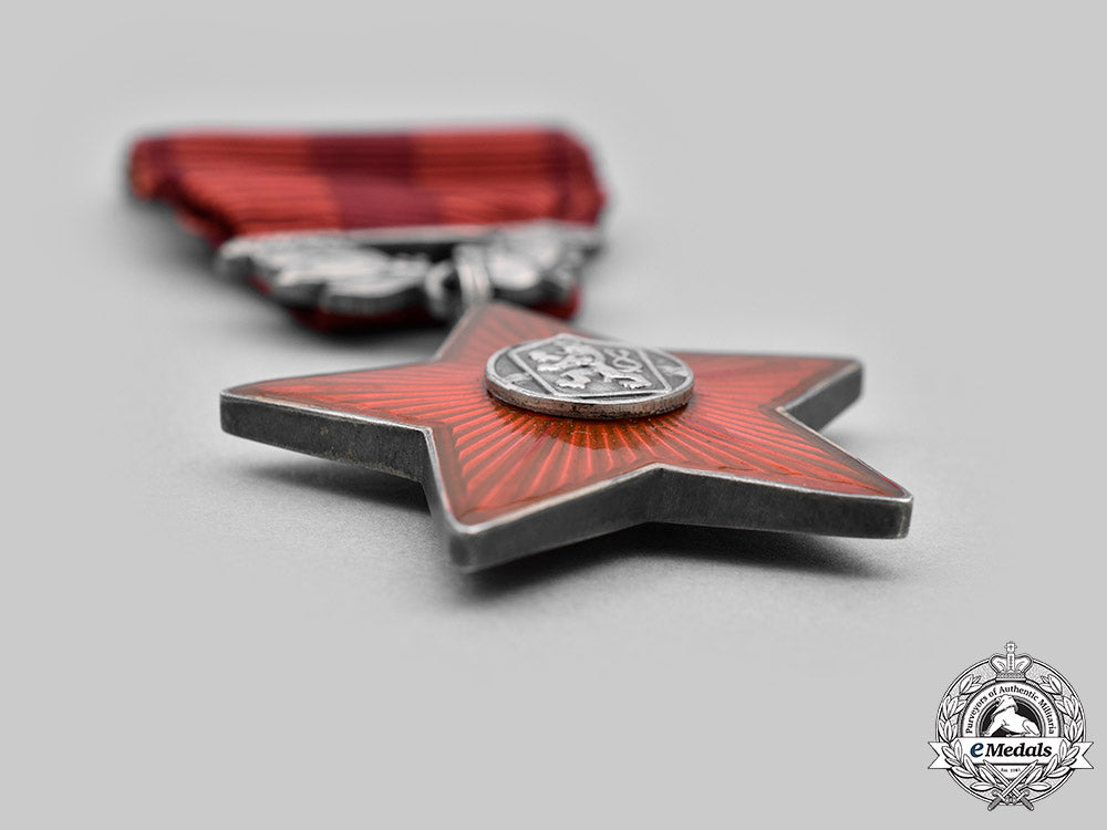 czechoslovakia,_socialist_republic._an_order_of_the_red_star,_type_ii_c20355_mnc4342