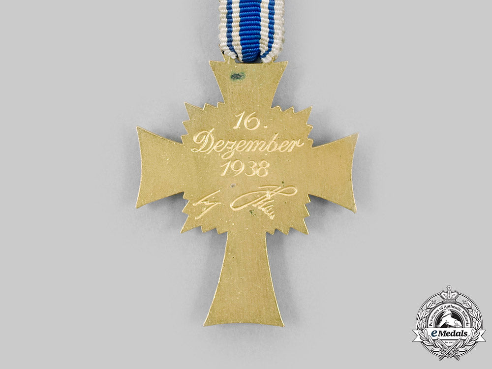 germany,_third_reich._an_honour_cross_of_the_german_mother,_gold_grade_with_case,_by_wilhelm_deumer_c20513_mnc4834