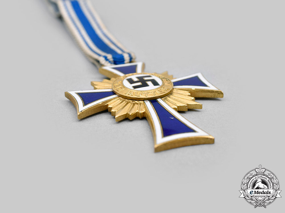 germany,_third_reich._an_honour_cross_of_the_german_mother,_gold_grade_with_case,_by_wilhelm_deumer_c20514_mnc4837