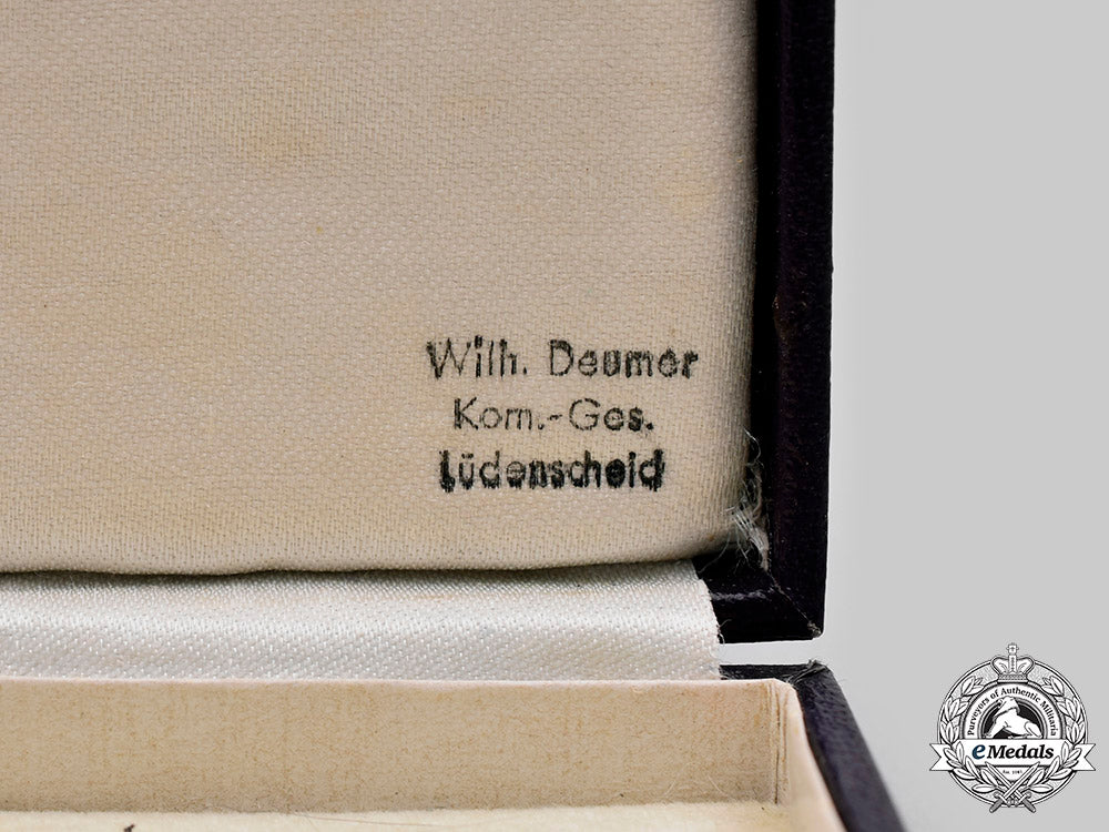 germany,_third_reich._an_honour_cross_of_the_german_mother,_gold_grade_with_case,_by_wilhelm_deumer_c20517_mnc4846