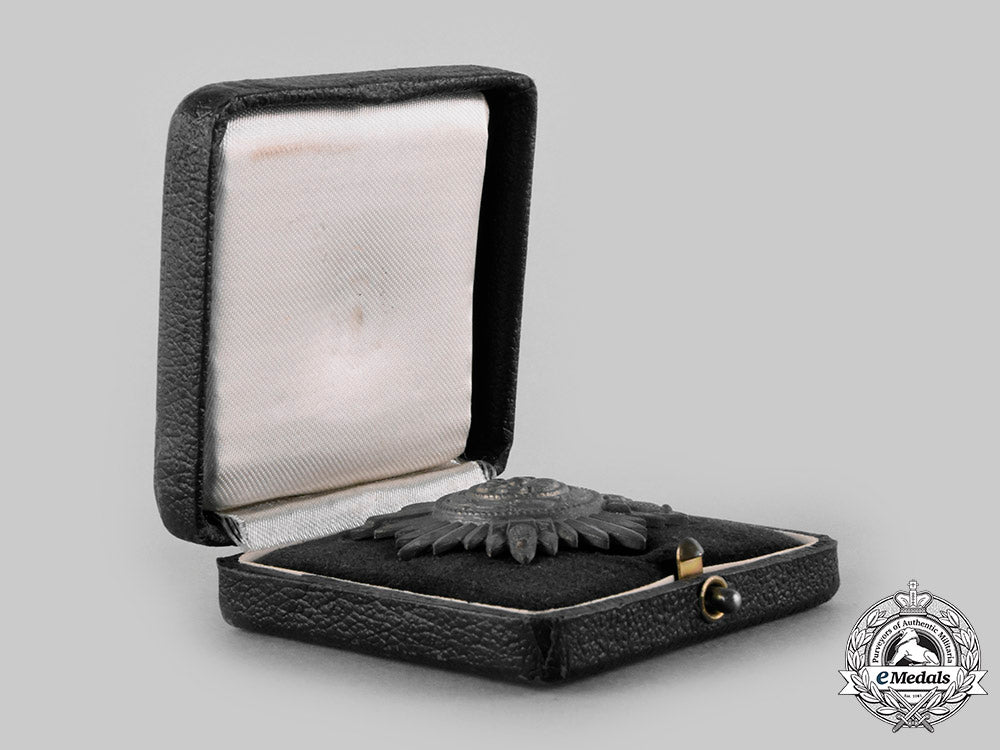 germany,_wehrmacht._an_eastern_people’s_medal,_i_class_in_gold_with_swords_and_case,_by_wächtler&_lange_c20543_emd3638_1_1_1