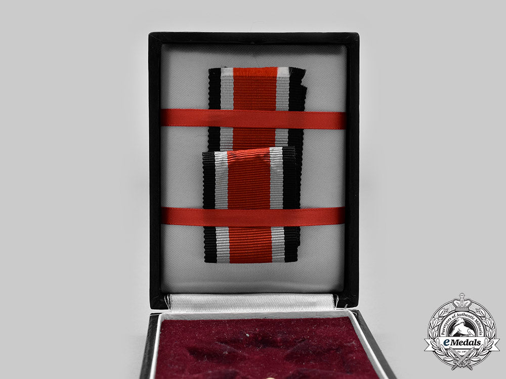 germany,_federal_republic._a1939_iron_cross_ii_class,1957_version_with_case,_by_steinhauer&_lück_c20608_mnc5153