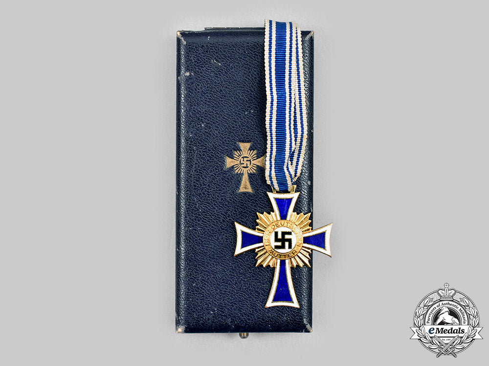 germany,_third_reich._an_honour_cross_of_the_german_mother,_gold_grade_with_case,_by_gebrüder_godet_c20635_mnc7553
