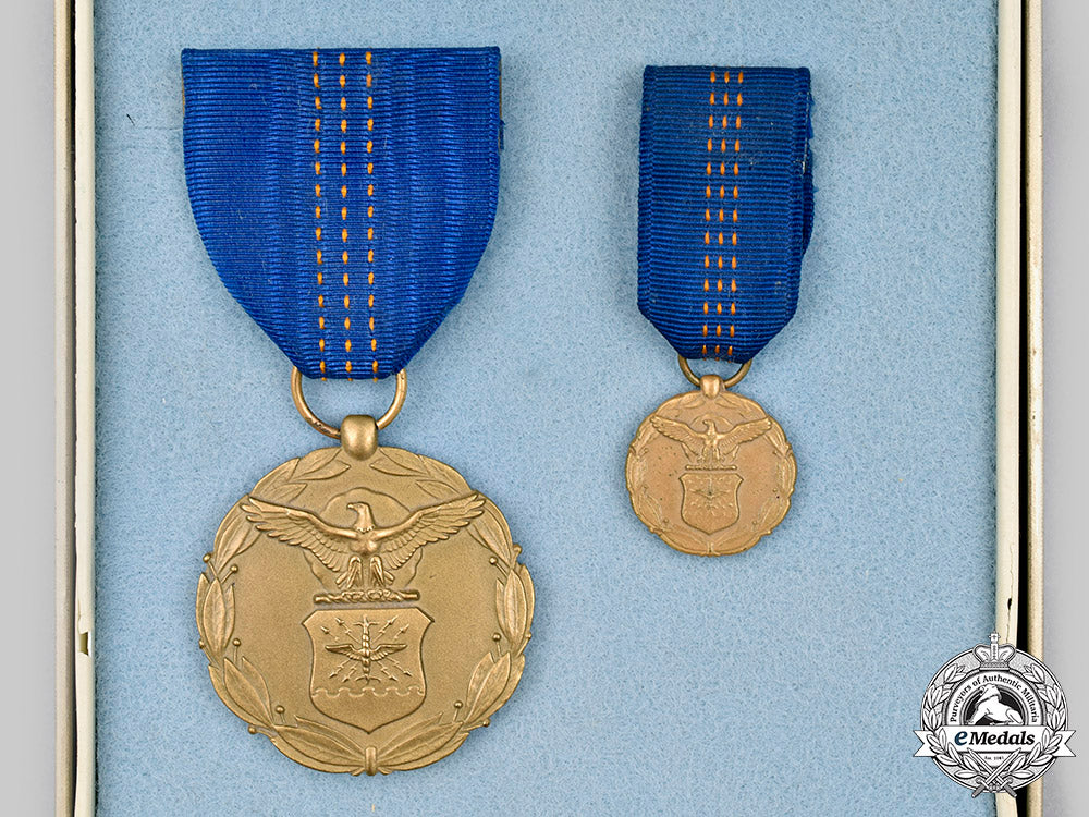 united_states._a_department_of_the_air_force_decoration_for_exceptional_civilian_service,_cased_c20639_mnc9182