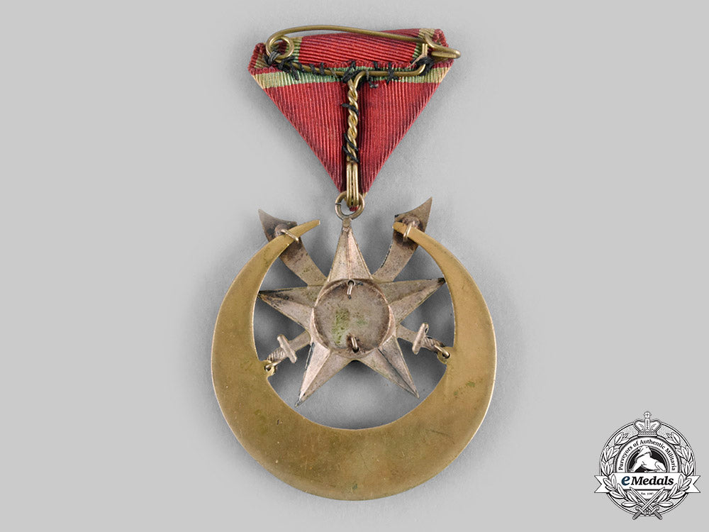 yemen,_colony_of_aden._an_order_of_sultan_hussain_of_kathiri_badge,_c.1965_c20664_emd8783_1