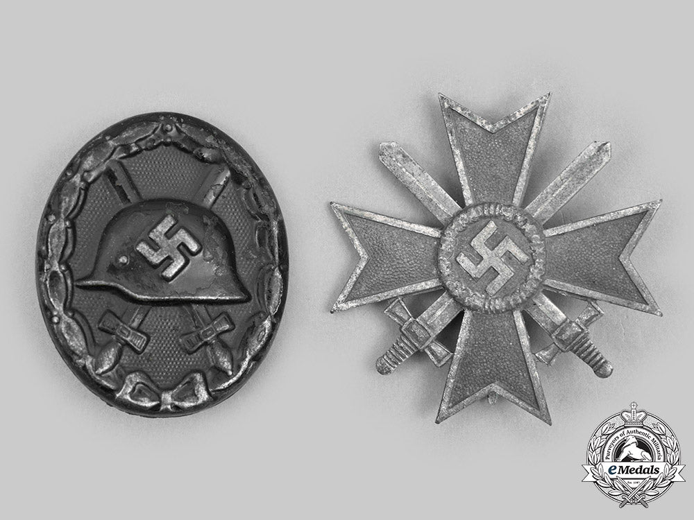 germany,_wehrmacht._a_pair_of_service_badges_c20682_mnc1959_1