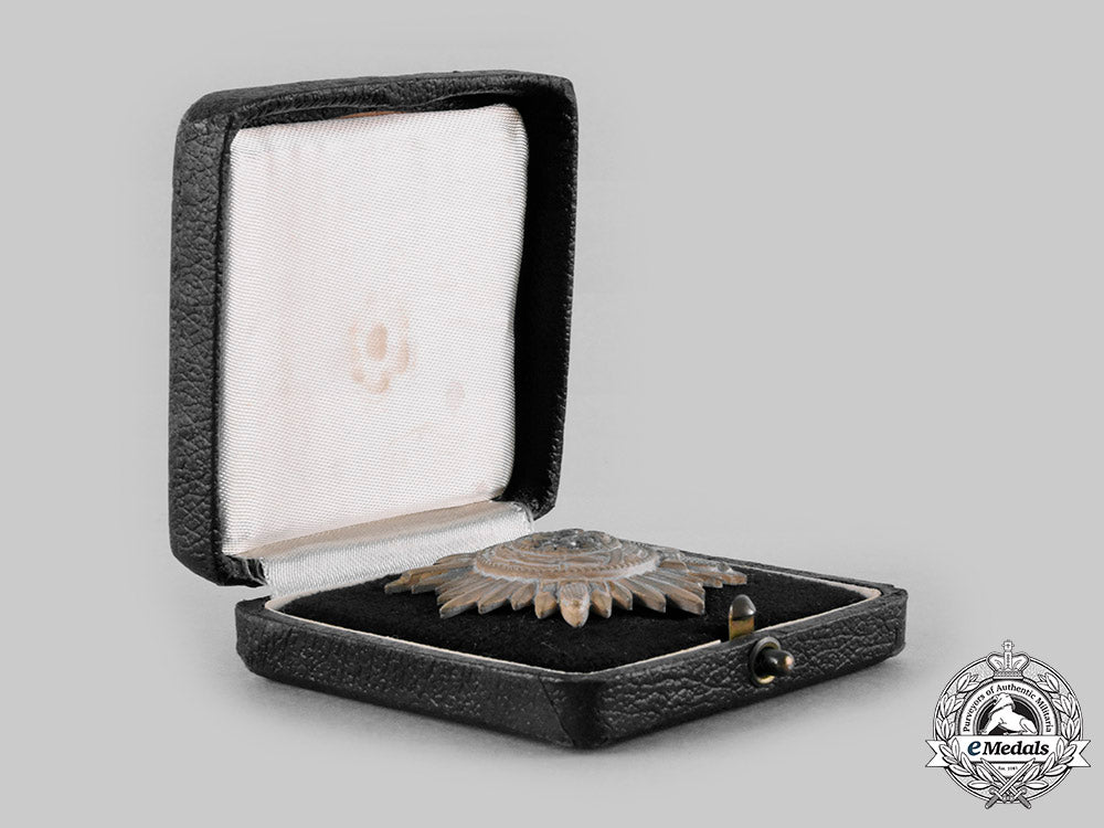 germany,_wehrmacht._an_eastern_people’s_medal,_i_class_in_gold_with_swords_and_case,_by_wächtler&_lange_c20687_emd4412_1