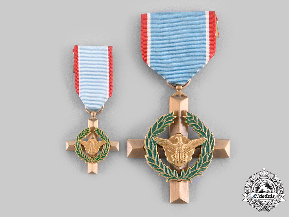 united_states._an_air_force_cross,_fullsize_and_miniature_c20708_emd4632