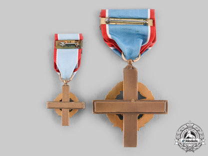 united_states._an_air_force_cross,_fullsize_and_miniature_c20709_emd4633