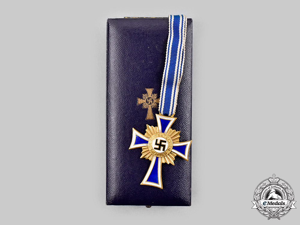 germany,_third_reich._an_honour_cross_of_the_german_mother,_gold_grade_with_case,_by_carl_poellath_c20900_mnc8171