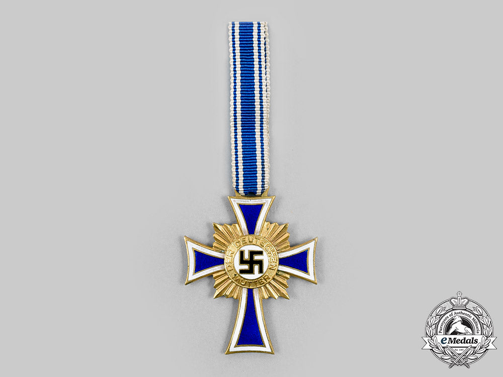 germany,_third_reich._an_honour_cross_of_the_german_mother,_gold_grade_with_case,_by_carl_poellath_c20901_mnc8181