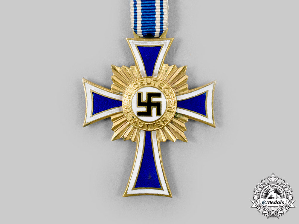 germany,_third_reich._an_honour_cross_of_the_german_mother,_gold_grade_with_case,_by_carl_poellath_c20902_mnc8183