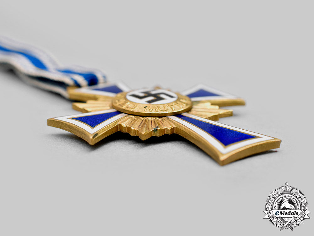 germany,_third_reich._an_honour_cross_of_the_german_mother,_gold_grade_with_case,_by_carl_poellath_c20904_mnc8187
