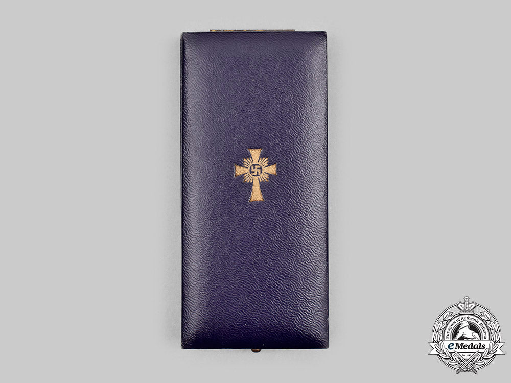 germany,_third_reich._an_honour_cross_of_the_german_mother,_gold_grade_with_case,_by_carl_poellath_c20905_mnc8175