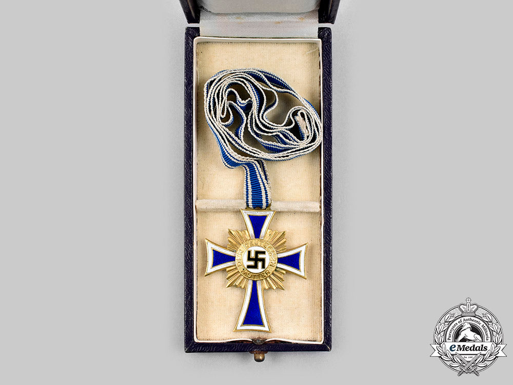 germany,_third_reich._an_honour_cross_of_the_german_mother,_gold_grade_with_case,_by_carl_poellath_c20906_mnc8173