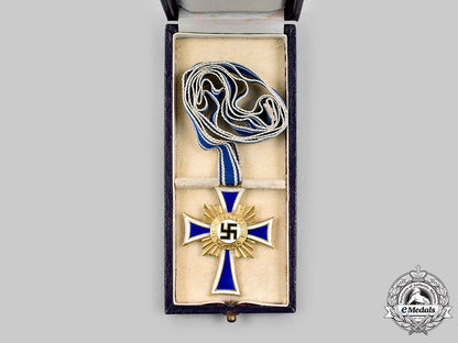 germany,_third_reich._an_honour_cross_of_the_german_mother,_gold_grade_with_case,_by_carl_poellath_c20906_mnc8173
