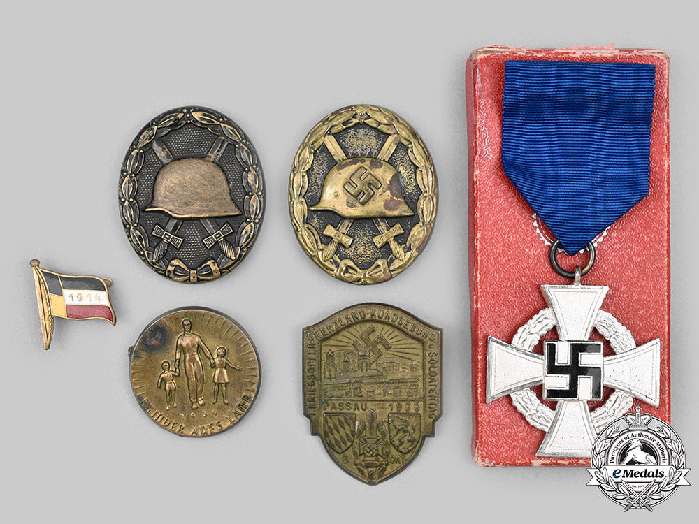 germany,_third_reich._a_lot_of_badges_and_decorations_c20912_mnc6406