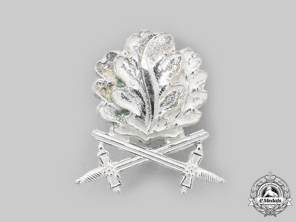 germany,_federal_republic._a_set_of_oak_leaves_with_swords_to_the_knight’s_cross_of_the_iron_cross,1957_version,_with_case_c20977_mnc8483