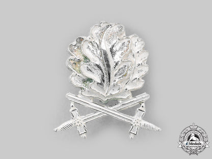 germany,_federal_republic._a_set_of_oak_leaves_with_swords_to_the_knight’s_cross_of_the_iron_cross,1957_version,_with_case_c20977_mnc8483