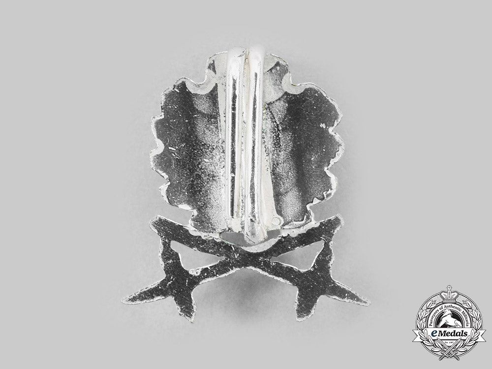 germany,_federal_republic._a_set_of_oak_leaves_with_swords_to_the_knight’s_cross_of_the_iron_cross,1957_version,_with_case_c20978_mnc8486