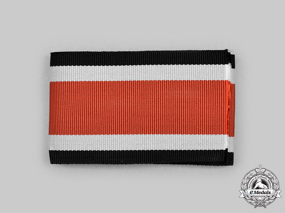 germany,_federal_republic._a_set_of_oak_leaves_with_swords_to_the_knight’s_cross_of_the_iron_cross,1957_version,_with_case_c20981_mnc8478