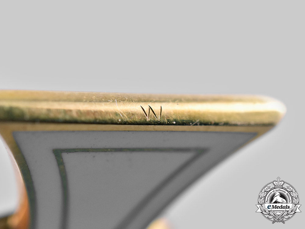 prussia,_kingdom._an_order_of_the_crown,_iii_class_cross_in_gold,_by_johann_wagner&_sohn,_c.1900_c20995_mnc1110_2_1